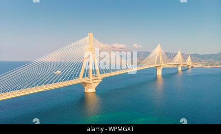 Panoramaaufnahmen der schönen Brücke Rio-Antirio in Griechenland. Stockfoto