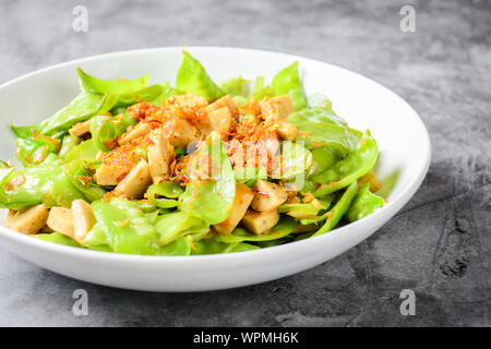 Pfannengerichte Zuckerschoten mit vietnamesischen gegrillte Wurst aus Schweinefleisch, Auffüllen mit knusprig gebratene Schalotten und Knoblauch Stockfoto