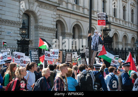 Whitehall, London, UK. 9. September 2015. Verwalten der Polizei gegen Demonstranten, pro- und anti Israel, außerhalb der Downing Street in London zu enthalten. Stockfoto