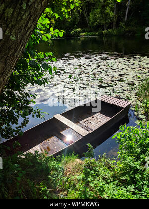 Kleines Ruderboot auf der gartmpe Fluss in Frankreich Stockfoto