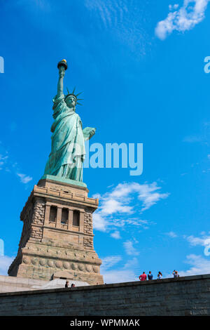 New York Freiheitsstatue, Aussicht im Sommer von Touristen auf die Freiheitsstatue, Liberty Island, New York City, USA Stockfoto