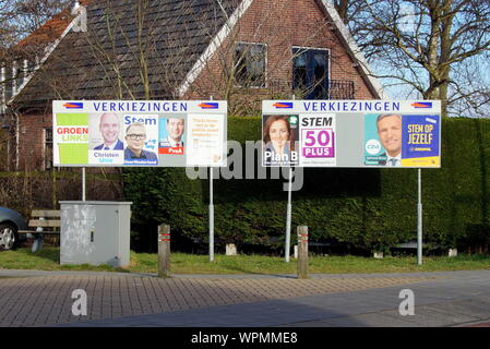 Schoorl, Niederlande - Februar 19, 2017: Niederländische Parlamentswahlen Zeichen durch die Stadt eingang von Schoorl. Stockfoto