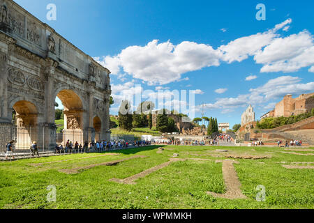 Touristen besuchen das Forum Romanum und der Triumphbogen des Konstantin und Arch von Titus in Aussicht in Rom, Italien. Stockfoto