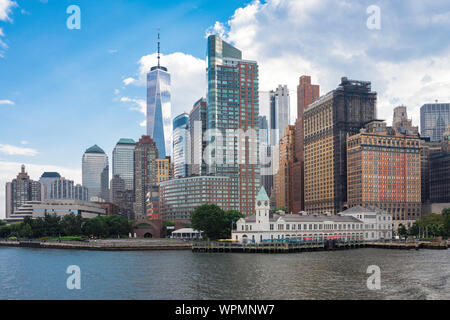 Lower Manhattan NYC, Blick über den New Yorker Hafen der Finanzdistriktgebäude in Lower Manhattan, New York City, USA Stockfoto