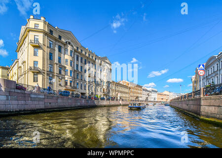 Eine Bootsfahrt auf einem der vielen Kanäle im historischen Zentrum von St. Petersburg, Russland. Stockfoto