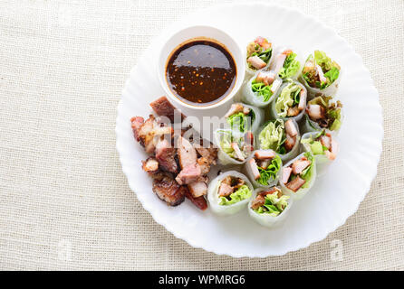 Frische Gemischte asiatische Frühlingsrollen mit gegrilltem Schweinefleisch, frisches Gemüse. Gesundes und Leckeres Gericht Stockfoto