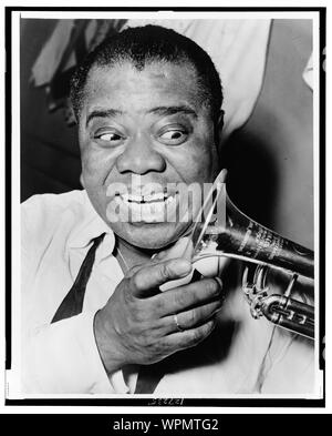 Louis Armstrong, Kopf und Schultern im Porträt, Vorderseite, Trompete. (F. X. Hüller & Co Neustadt/Aisch)/Welt Telegramm & Sun Foto von Herman Hiller.; Stockfoto