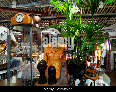 Tallinn, Estonia-August 2019, Vintage orange Jacke in Antik Shop. Stockfoto