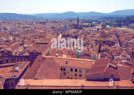 Schönen italienischen Stadt Florenz mit engen Gassen und alte Dächer mit Basilica di Sant Croce, Luftaufnahme Stockfoto