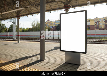 Leerer Plakatstand auf der Plattform der Rillway Station. Stockfoto