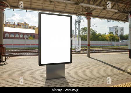 Leerer Plakatstand auf der Plattform der Rillway Station. Stockfoto
