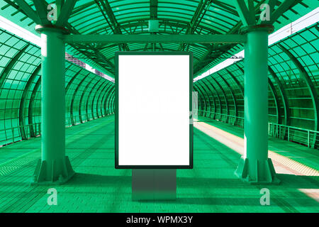 Ein Plakatstand mit leeren Reklametafeln steht auf dem Bahnsteig des Bahnhofs. Stockfoto