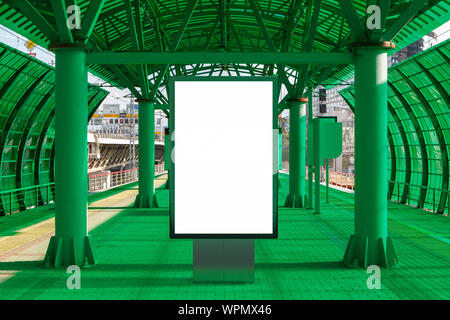 Ein Plakatstand mit leeren Reklametafeln steht auf dem Bahnsteig des Bahnhofs. Stockfoto