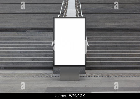 Leere Plakate auf der Straße, die in der Innenstadt verspottet werden. Stockfoto