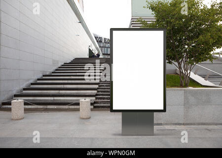 Leere Plakate auf der Straße, die in der Innenstadt verspottet werden. Stockfoto