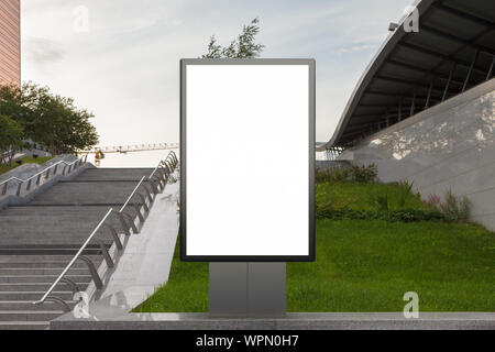 Leere Plakate auf der Straße, die in der Innenstadt verspottet werden. Stockfoto