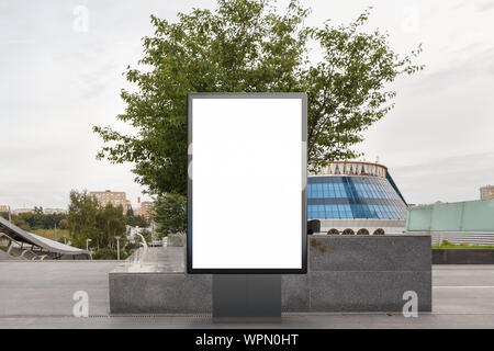 Leere Plakate auf der Straße, die in der Innenstadt verspottet werden. Stockfoto