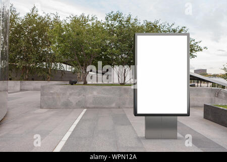 Leere Plakate auf der Straße, die in der Innenstadt verspottet werden. Stockfoto