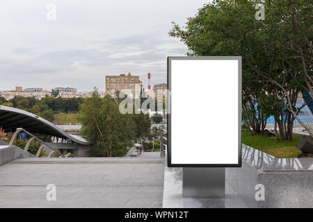Leere Plakate auf der Straße, die in der Innenstadt verspottet werden. Stockfoto