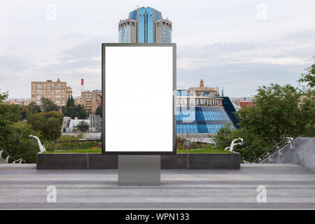 Leere Plakate auf der Straße, die in der Innenstadt verspottet werden. Stockfoto