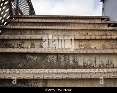 Altes rostiges Metall Treppe, close-up Stockfoto