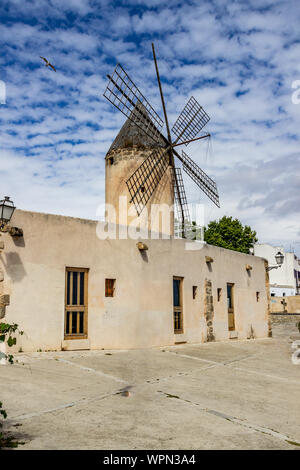Windmühle in Palma de Mallorca auf der Balearen Insel Mallorca, Spanien an einem sonnigen Tag Stockfoto