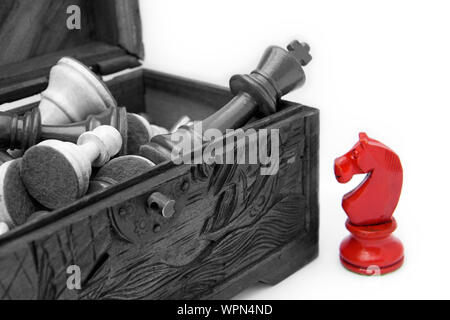 Schachfiguren in einem Holzkasten, weißer Hintergrund Stockfoto