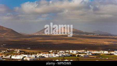 Typisches kanarisches Dorf oder Stadt mit weißen Häusern und der vulkanischen Landschaft, Nazaret, Insel Lanzarote, Kanarische Inseln, Spanien Stockfoto