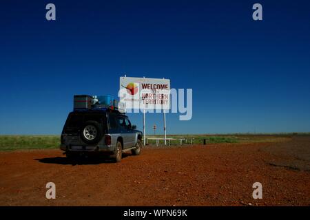 Backpacker in einem Offroad Auto von Cairns nach Alice Springs, Northern Territory, Australien Reisen Stockfoto