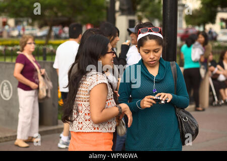 LIMA, PERU - 3. MÄRZ 2012: Nicht identifizierte junge Frau an einer Kamera am 3. März in Miraflores, Lima, Peru 2012 Stockfoto