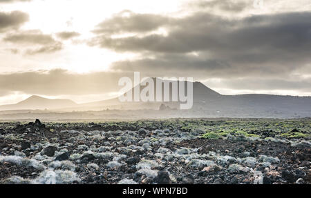 Schöne Berglandschaft mit Vulkanen bei Sonnenuntergang in den Nationalpark Timanfaya auf Lanzarote, Kanarische Inseln Stockfoto