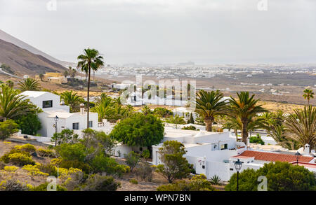 Typisches kanarisches Dorf oder Stadt mit weißen Häusern und der vulkanischen Landschaft, Nazaret, Insel Lanzarote, Kanarische Inseln, Spanien Stockfoto