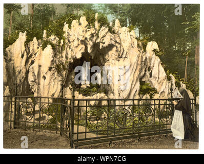 Lourdes Grotte, in der Nähe des Klosters von Ingenbohl, den Vierwaldstättersee, Schweiz; Teil: Ansichten der Schweiz in der Photochrom print Collection.; Drucken. 1487.; Titel von den Detroit Publishing Co., Katalog J - Ausland abschnitt, Detroit, Mich.: Detroit Publishing Company, 1905.; Stockfoto