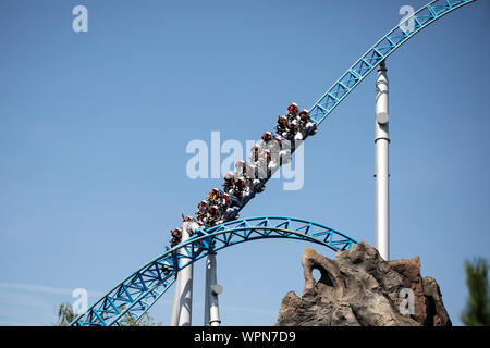 Auf der Blue Fire Mega-Achterbahn im Europa-Park in Rust steigen die Fahrer eine große Schanze hinab. Stockfoto