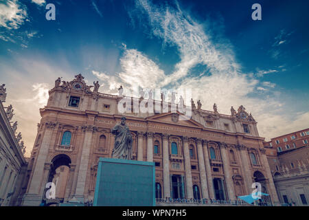 Fassade der St. Peter Basilika bei Sonnenuntergang im Vatikan, Rom, Italien, weite Einstellung Stockfoto