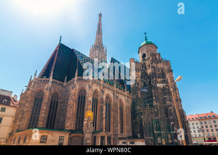 Die St.-Stephans-Basilika römisch-katholische Kirche von Wien in Österreich, gotische Architektur, weite Einstellung Stockfoto