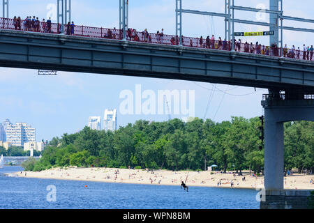 Kiew, Kiew: bungee jumping, Fluss Dnjepr (dnjepr), Parkovy (Fußgängerzone) Brücke zu Trukhaniv Insel, Kiew, Ukraine Stockfoto