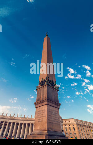 Alten Ägyptischen Obelisken im Vatikan auf dem Petersplatz bei Sonnenuntergang Stockfoto