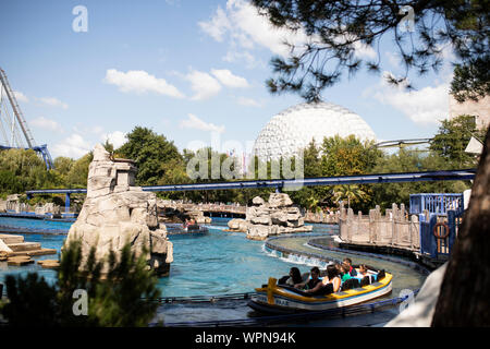 Die Poseidon Wasserachterbahn im Europa-Park in Rust. Die Eurosat-Achterbahn ist im Hintergrund. Stockfoto