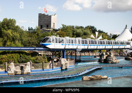 Der EP Express fährt über die Poseidon Wasserachterfahrt im Europa-Park in Rust. Stockfoto