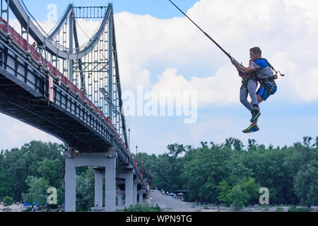 Kiew, Kiew: bungee jumping, Fluss Dnjepr (dnjepr), Parkovy (Fußgängerzone) Brücke zu Trukhaniv Insel, Kiew, Ukraine Stockfoto