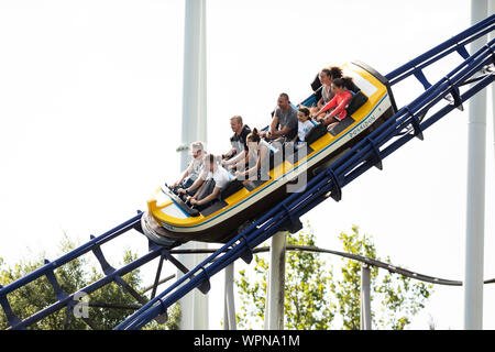 Die Poseidon-Achterbahn, meist eine Wasserfahrt, führt durch die Bäume im Europa-Park in Rust Stockfoto