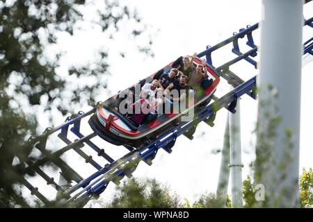 Die Poseidon-Achterbahn, meist eine Wasserfahrt, führt durch die Bäume im Europa-Park in Rust Stockfoto