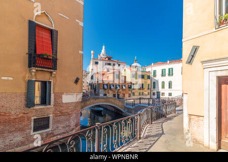 Blick auf den Kanal in Venedig und Straße mit schönen bunten alten Häuser Stockfoto
