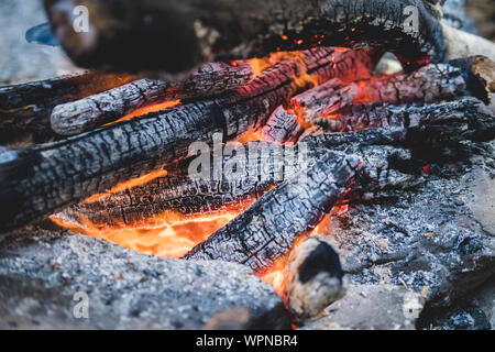 Nahaufnahme einer schwelenden Kamin Grill in der Nähe von Picknick Tisch Stockfoto