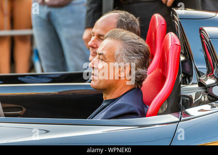 MILANO, Italien - 4 September, 2019: Die alten F1 Fahrer von Ferrari Racing, Jean Alesi Autofahren mit Gerhard Berger bei 90 Jahren Partei Stockfoto