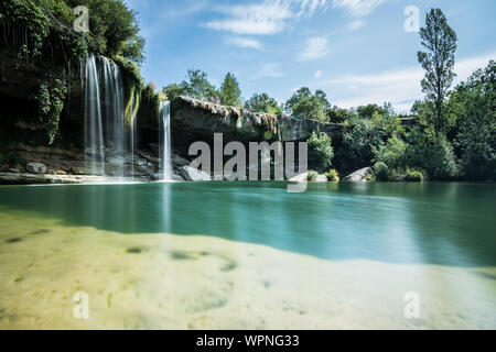 Einen schönen Wasserfall in der Mitte des Waldes Stockfoto