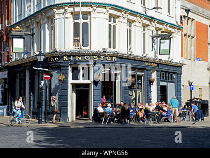 Die Leute trinken außerhalb des Kingston Pub, Trinity Square, Hull, East Yorkshire, England, Großbritannien Stockfoto