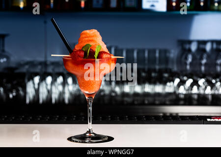 Schöne Erdbeere Cocktail oder Eis auf der Theke. Stockfoto