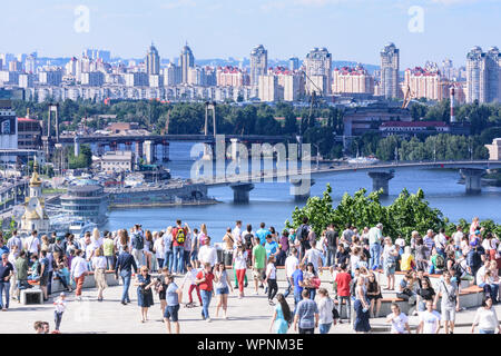 Kiew, Kiew: aussichtsplattform an Menschen die Freundschaft Arch (Freundschaft der Nationen Denkmal), Fluss Dnjepr (dnjepr), Kiew, Ukraine Stockfoto